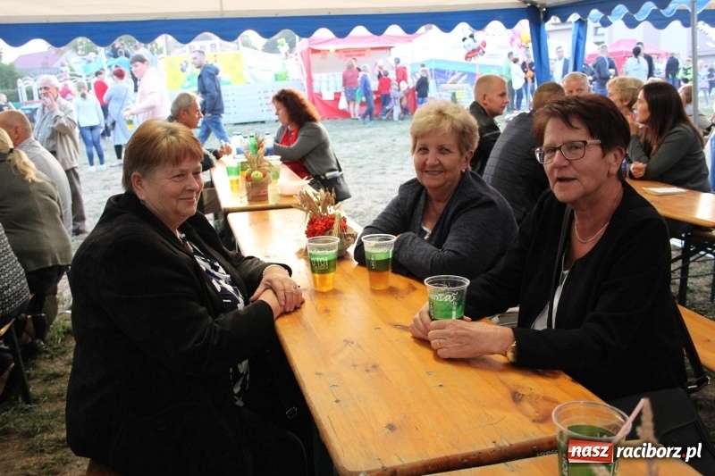 Zdjęcie w galerii na portalu naszraciborz.pl: Krzanowickie Omy i Opy, Zbóje i Mirek Jędrowski zabawiali publiczność na dożynkach powiatowych w Krzanowicach wiadomości z regionu