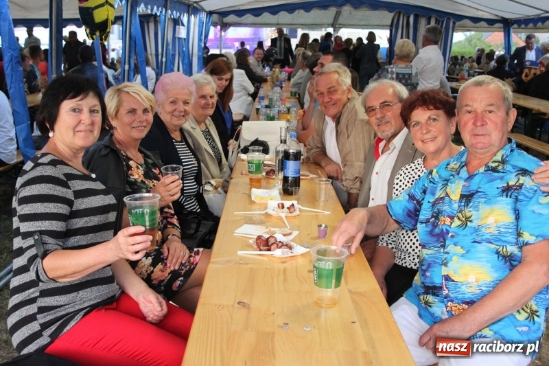 Zdjęcie w galerii na portalu naszraciborz.pl: Krzanowickie Omy i Opy, Zbóje i Mirek Jędrowski zabawiali publiczność na dożynkach powiatowych w Krzanowicach wiadomości z regionu