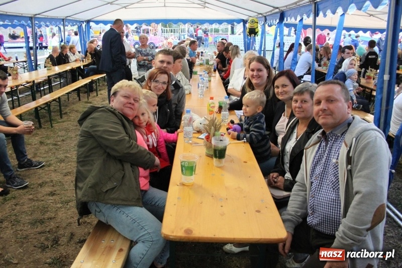 Zdjęcie w galerii na portalu naszraciborz.pl: Krzanowickie Omy i Opy, Zbóje i Mirek Jędrowski zabawiali publiczność na dożynkach powiatowych w Krzanowicach wiadomości z regionu