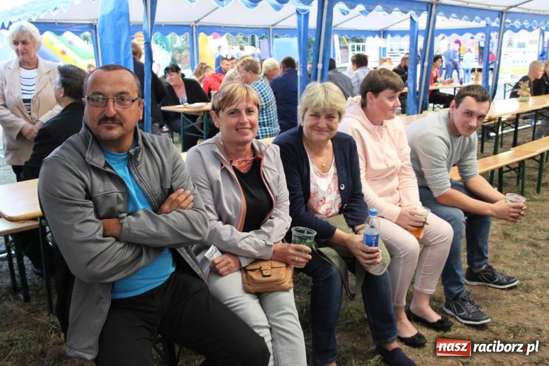 Zdjęcie w galerii na portalu naszraciborz.pl: Krzanowickie Omy i Opy, Zbóje i Mirek Jędrowski zabawiali publiczność na dożynkach powiatowych w Krzanowicach wiadomości z regionu