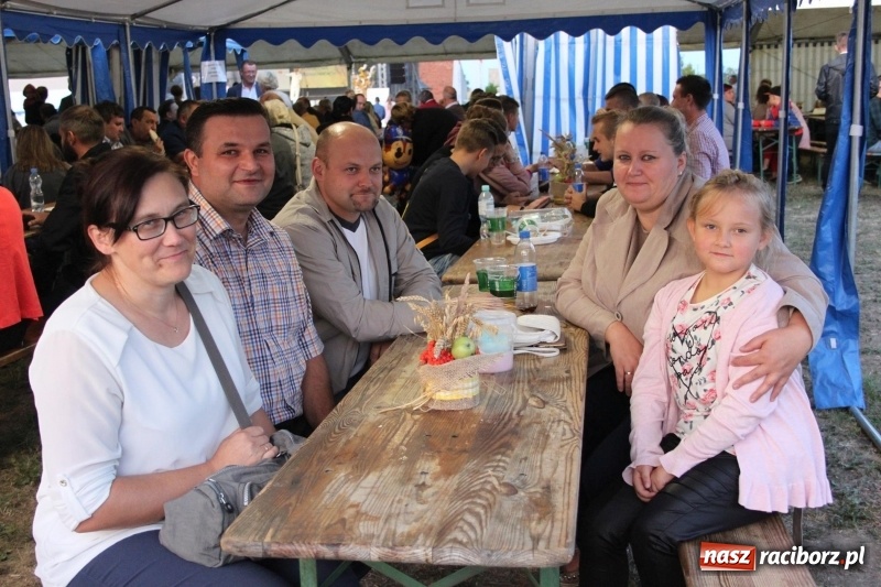 Zdjęcie w galerii na portalu naszraciborz.pl: Krzanowickie Omy i Opy, Zbóje i Mirek Jędrowski zabawiali publiczność na dożynkach powiatowych w Krzanowicach wiadomości z regionu