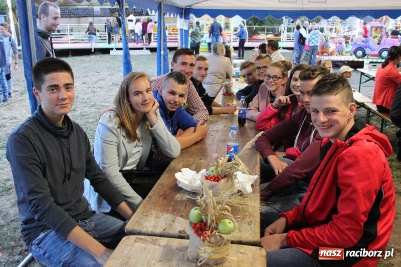 Zdjęcie w galerii na portalu naszraciborz.pl: Krzanowickie Omy i Opy, Zbóje i Mirek Jędrowski zabawiali publiczność na dożynkach powiatowych w Krzanowicach wiadomości z regionu