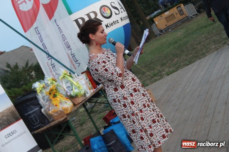 Zdjęcie w galerii na portalu naszraciborz.pl: Krzanowickie Omy i Opy, Zbóje i Mirek Jędrowski zabawiali publiczność na dożynkach powiatowych w Krzanowicach wiadomości z regionu