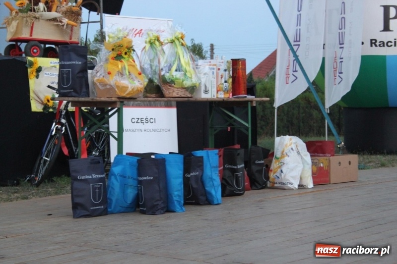 Zdjęcie w galerii na portalu naszraciborz.pl: Krzanowickie Omy i Opy, Zbóje i Mirek Jędrowski zabawiali publiczność na dożynkach powiatowych w Krzanowicach wiadomości z regionu