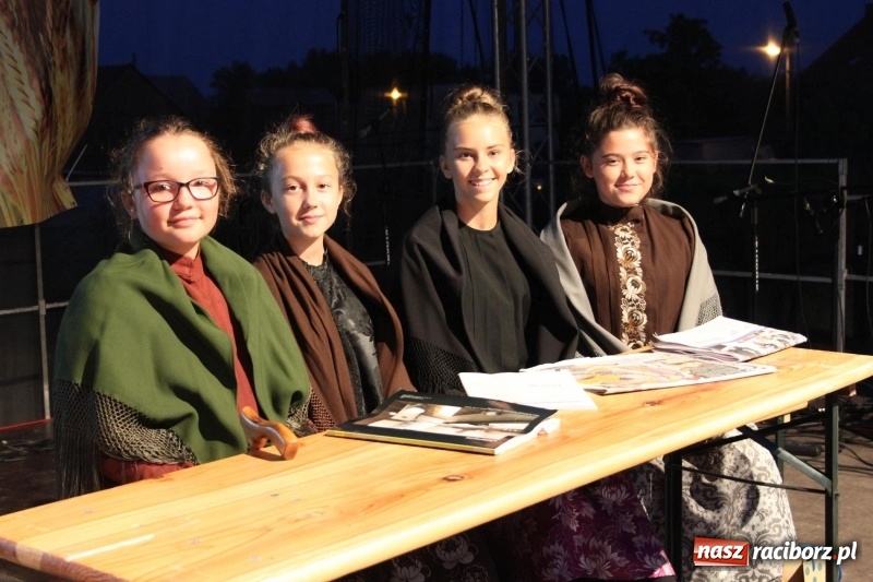 Zdjęcie w galerii na portalu naszraciborz.pl: Krzanowickie Omy i Opy, Zbóje i Mirek Jędrowski zabawiali publiczność na dożynkach powiatowych w Krzanowicach wiadomości z regionu