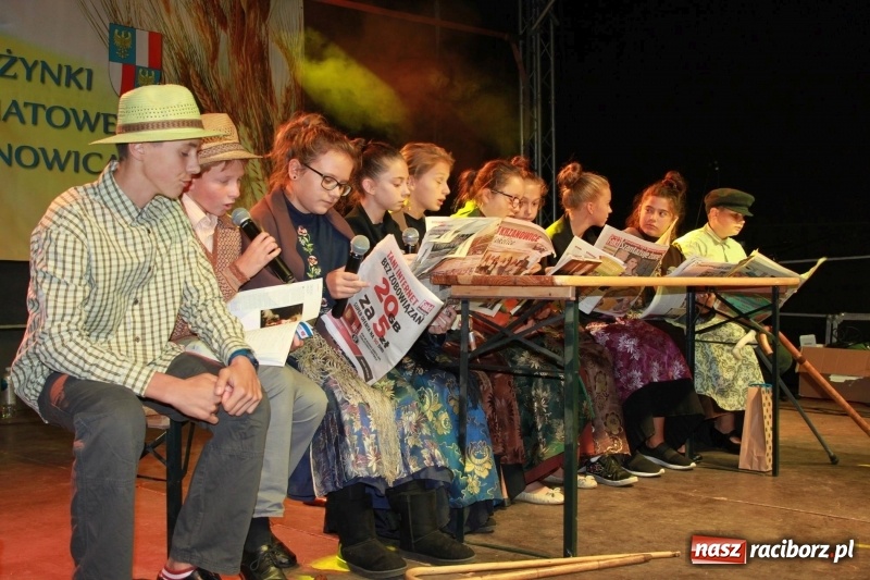 Zdjęcie w galerii na portalu naszraciborz.pl: Krzanowickie Omy i Opy, Zbóje i Mirek Jędrowski zabawiali publiczność na dożynkach powiatowych w Krzanowicach wiadomości z regionu