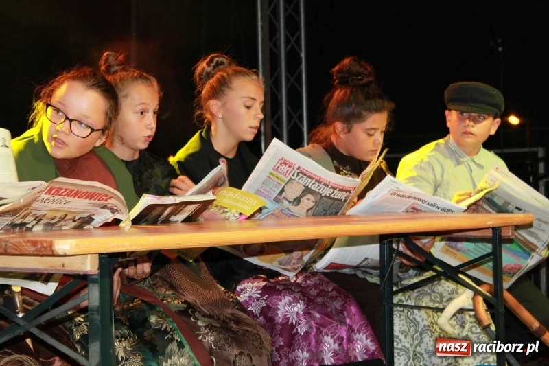 Zdjęcie w galerii na portalu naszraciborz.pl: Krzanowickie Omy i Opy, Zbóje i Mirek Jędrowski zabawiali publiczność na dożynkach powiatowych w Krzanowicach wiadomości z regionu