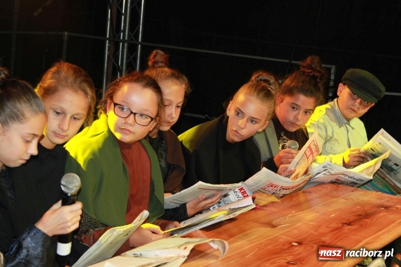 Zdjęcie w galerii na portalu naszraciborz.pl: Krzanowickie Omy i Opy, Zbóje i Mirek Jędrowski zabawiali publiczność na dożynkach powiatowych w Krzanowicach wiadomości z regionu