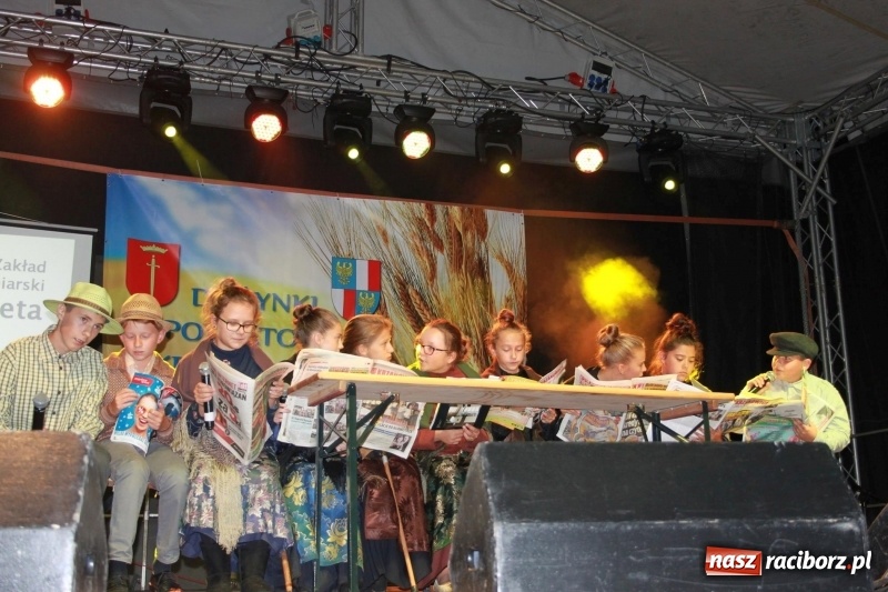 Zdjęcie w galerii na portalu naszraciborz.pl: Krzanowickie Omy i Opy, Zbóje i Mirek Jędrowski zabawiali publiczność na dożynkach powiatowych w Krzanowicach wiadomości z regionu