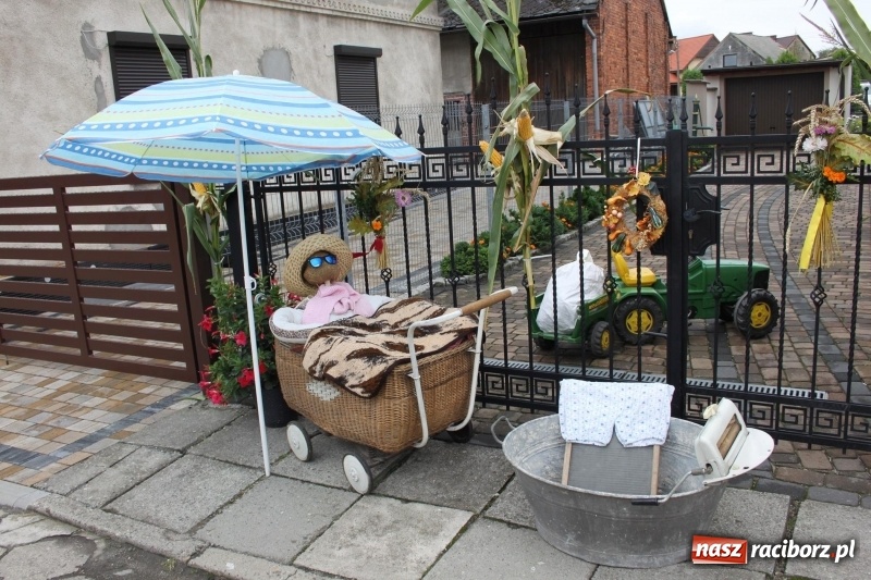 Zdjęcie w galerii na portalu naszraciborz.pl: Krzanowickie Omy i Opy, Zbóje i Mirek Jędrowski zabawiali publiczność na dożynkach powiatowych w Krzanowicach wiadomości z regionu
