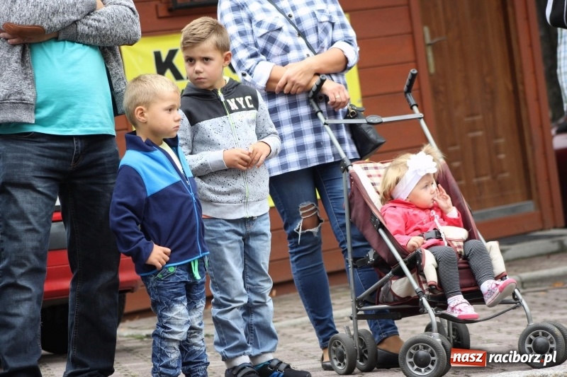 Zdjęcie w galerii na portalu naszraciborz.pl: Krzanowickie Omy i Opy, Zbóje i Mirek Jędrowski zabawiali publiczność na dożynkach powiatowych w Krzanowicach wiadomości z regionu