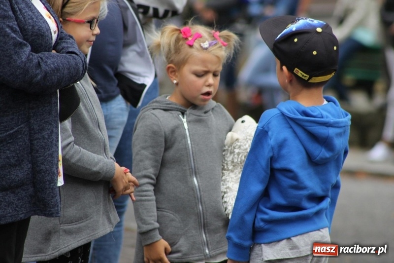 Zdjęcie w galerii na portalu naszraciborz.pl: Krzanowickie Omy i Opy, Zbóje i Mirek Jędrowski zabawiali publiczność na dożynkach powiatowych w Krzanowicach wiadomości z regionu