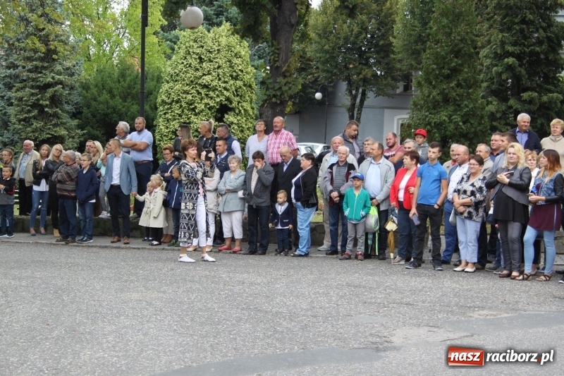 Zdjęcie w galerii na portalu naszraciborz.pl: Krzanowickie Omy i Opy, Zbóje i Mirek Jędrowski zabawiali publiczność na dożynkach powiatowych w Krzanowicach wiadomości z regionu