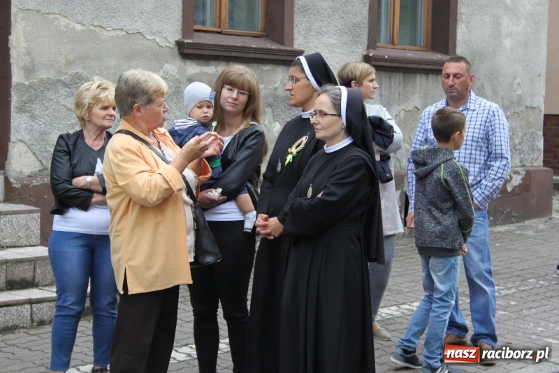 Zdjęcie w galerii na portalu naszraciborz.pl: Krzanowickie Omy i Opy, Zbóje i Mirek Jędrowski zabawiali publiczność na dożynkach powiatowych w Krzanowicach wiadomości z regionu