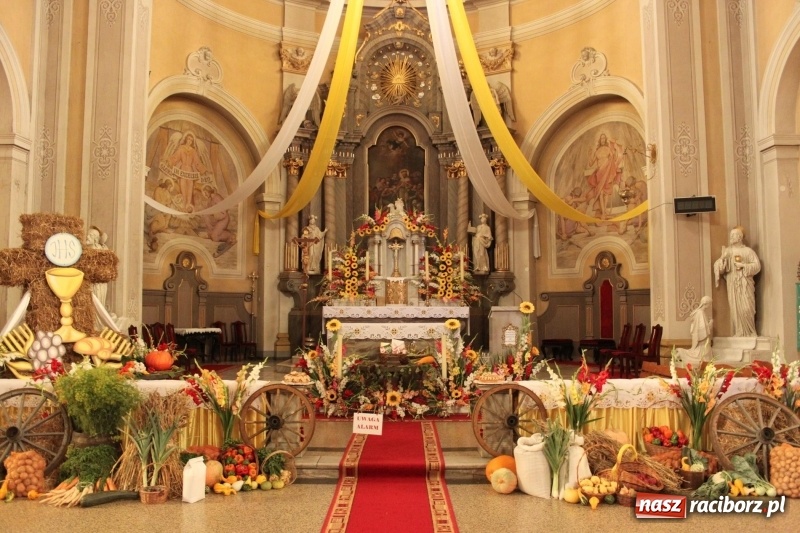 Zdjęcie w galerii na portalu naszraciborz.pl: Krzanowickie Omy i Opy, Zbóje i Mirek Jędrowski zabawiali publiczność na dożynkach powiatowych w Krzanowicach wiadomości z regionu