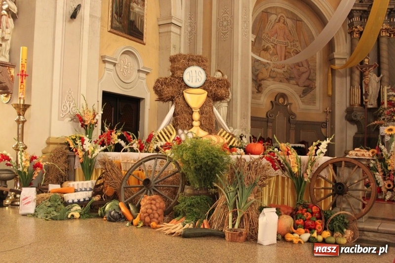 Zdjęcie w galerii na portalu naszraciborz.pl: Krzanowickie Omy i Opy, Zbóje i Mirek Jędrowski zabawiali publiczność na dożynkach powiatowych w Krzanowicach wiadomości z regionu