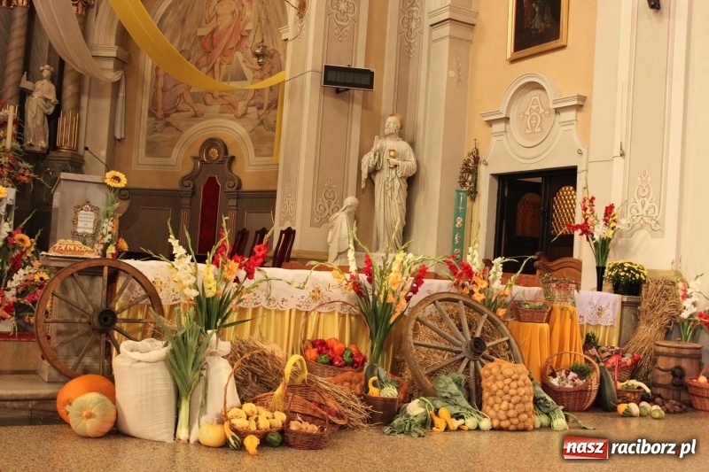 Zdjęcie w galerii na portalu naszraciborz.pl: Krzanowickie Omy i Opy, Zbóje i Mirek Jędrowski zabawiali publiczność na dożynkach powiatowych w Krzanowicach wiadomości z regionu