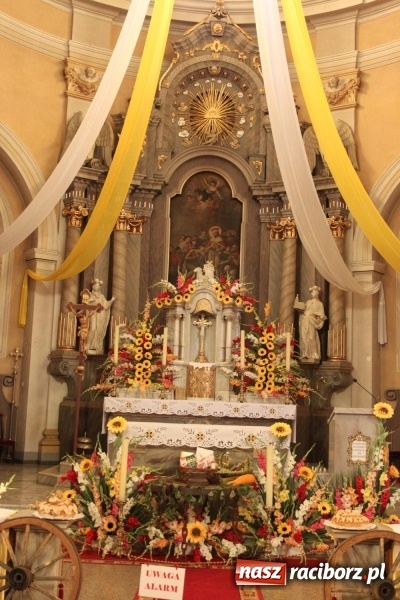 Zdjęcie w galerii na portalu naszraciborz.pl: Krzanowickie Omy i Opy, Zbóje i Mirek Jędrowski zabawiali publiczność na dożynkach powiatowych w Krzanowicach wiadomości z regionu