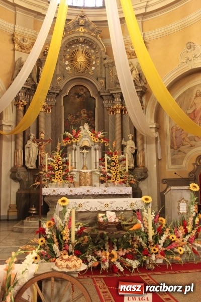 Zdjęcie w galerii na portalu naszraciborz.pl: Krzanowickie Omy i Opy, Zbóje i Mirek Jędrowski zabawiali publiczność na dożynkach powiatowych w Krzanowicach wiadomości z regionu