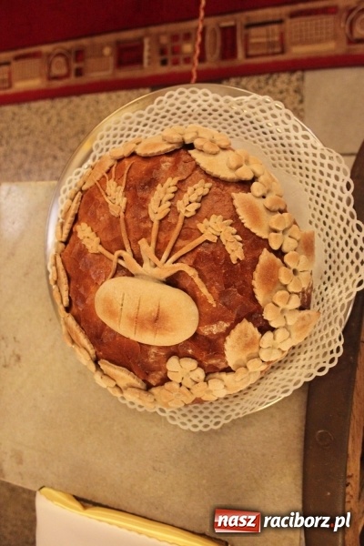 Zdjęcie w galerii na portalu naszraciborz.pl: Krzanowickie Omy i Opy, Zbóje i Mirek Jędrowski zabawiali publiczność na dożynkach powiatowych w Krzanowicach wiadomości z regionu