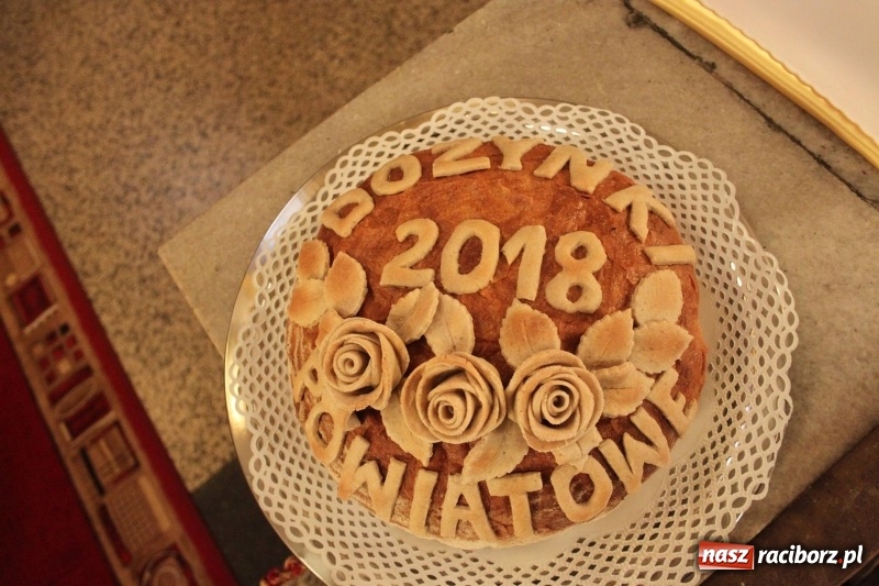 Zdjęcie w galerii na portalu naszraciborz.pl: Krzanowickie Omy i Opy, Zbóje i Mirek Jędrowski zabawiali publiczność na dożynkach powiatowych w Krzanowicach wiadomości z regionu