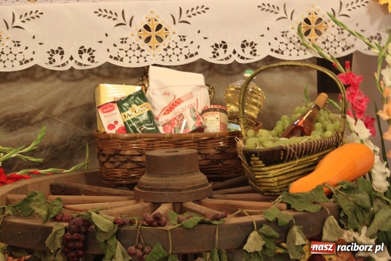 Zdjęcie w galerii na portalu naszraciborz.pl: Krzanowickie Omy i Opy, Zbóje i Mirek Jędrowski zabawiali publiczność na dożynkach powiatowych w Krzanowicach wiadomości z regionu