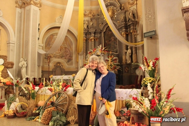 Zdjęcie w galerii na portalu naszraciborz.pl: Krzanowickie Omy i Opy, Zbóje i Mirek Jędrowski zabawiali publiczność na dożynkach powiatowych w Krzanowicach wiadomości z regionu