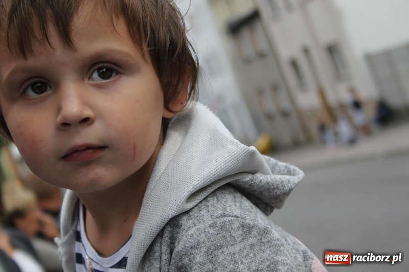 Zdjęcie w galerii na portalu naszraciborz.pl: Krzanowickie Omy i Opy, Zbóje i Mirek Jędrowski zabawiali publiczność na dożynkach powiatowych w Krzanowicach wiadomości z regionu