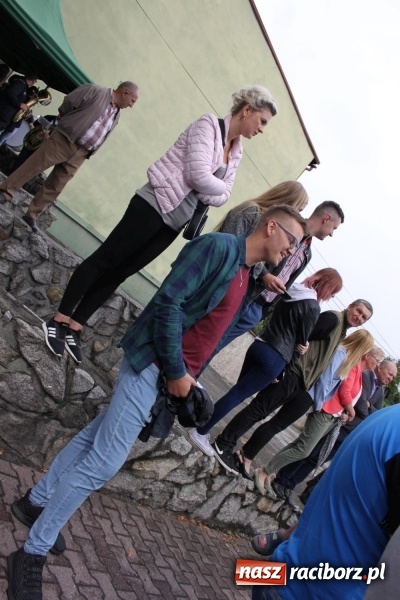 Zdjęcie w galerii na portalu naszraciborz.pl: Krzanowickie Omy i Opy, Zbóje i Mirek Jędrowski zabawiali publiczność na dożynkach powiatowych w Krzanowicach wiadomości z regionu