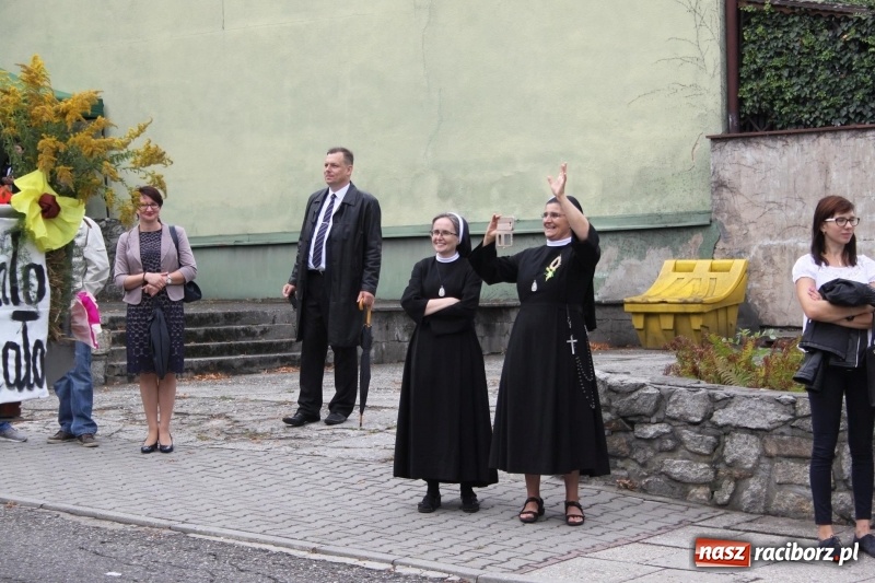 Zdjęcie w galerii na portalu naszraciborz.pl: Krzanowickie Omy i Opy, Zbóje i Mirek Jędrowski zabawiali publiczność na dożynkach powiatowych w Krzanowicach wiadomości z regionu