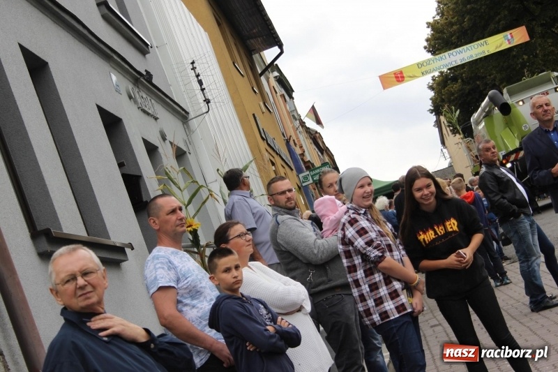 Zdjęcie w galerii na portalu naszraciborz.pl: Krzanowickie Omy i Opy, Zbóje i Mirek Jędrowski zabawiali publiczność na dożynkach powiatowych w Krzanowicach wiadomości z regionu