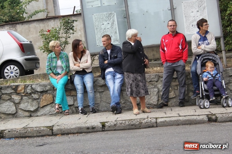 Zdjęcie w galerii na portalu naszraciborz.pl: Krzanowickie Omy i Opy, Zbóje i Mirek Jędrowski zabawiali publiczność na dożynkach powiatowych w Krzanowicach wiadomości z regionu