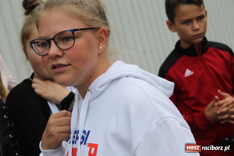 Zdjęcie w galerii na portalu naszraciborz.pl: Krzanowickie Omy i Opy, Zbóje i Mirek Jędrowski zabawiali publiczność na dożynkach powiatowych w Krzanowicach wiadomości z regionu