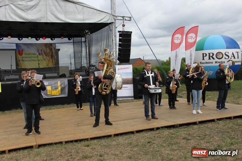 Zdjęcie w galerii na portalu naszraciborz.pl: Krzanowickie Omy i Opy, Zbóje i Mirek Jędrowski zabawiali publiczność na dożynkach powiatowych w Krzanowicach wiadomości z regionu
