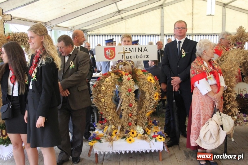 Zdjęcie w galerii na portalu naszraciborz.pl: Krzanowickie Omy i Opy, Zbóje i Mirek Jędrowski zabawiali publiczność na dożynkach powiatowych w Krzanowicach wiadomości z regionu