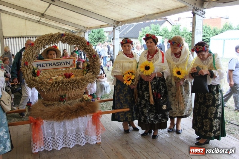 Zdjęcie w galerii na portalu naszraciborz.pl: Krzanowickie Omy i Opy, Zbóje i Mirek Jędrowski zabawiali publiczność na dożynkach powiatowych w Krzanowicach wiadomości z regionu