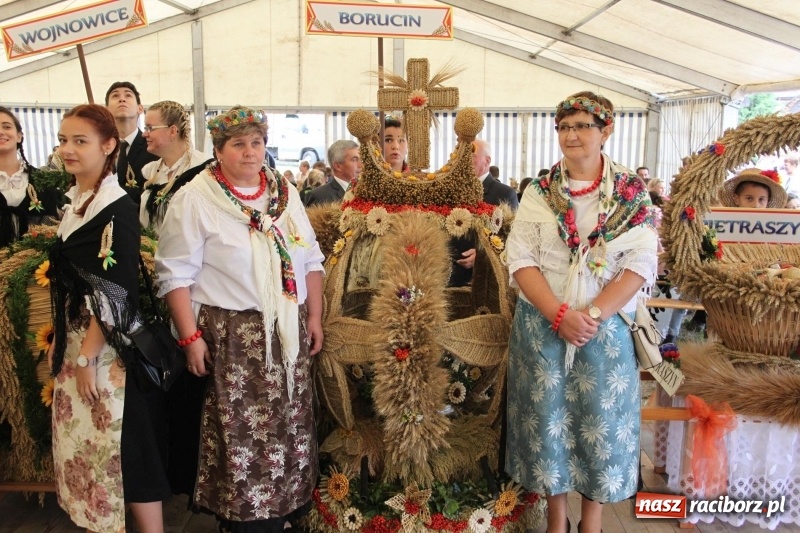 Zdjęcie w galerii na portalu naszraciborz.pl: Krzanowickie Omy i Opy, Zbóje i Mirek Jędrowski zabawiali publiczność na dożynkach powiatowych w Krzanowicach wiadomości z regionu