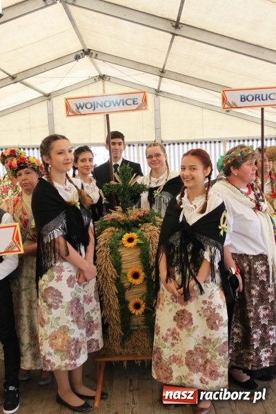 Zdjęcie w galerii na portalu naszraciborz.pl: Krzanowickie Omy i Opy, Zbóje i Mirek Jędrowski zabawiali publiczność na dożynkach powiatowych w Krzanowicach wiadomości z regionu