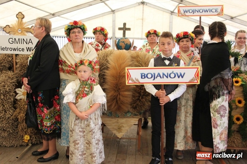 Zdjęcie w galerii na portalu naszraciborz.pl: Krzanowickie Omy i Opy, Zbóje i Mirek Jędrowski zabawiali publiczność na dożynkach powiatowych w Krzanowicach wiadomości z regionu