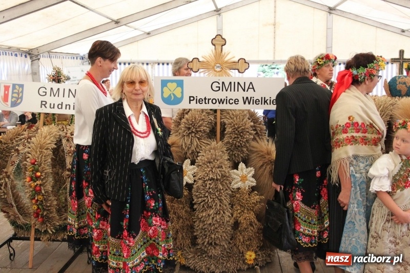 Zdjęcie w galerii na portalu naszraciborz.pl: Krzanowickie Omy i Opy, Zbóje i Mirek Jędrowski zabawiali publiczność na dożynkach powiatowych w Krzanowicach wiadomości z regionu