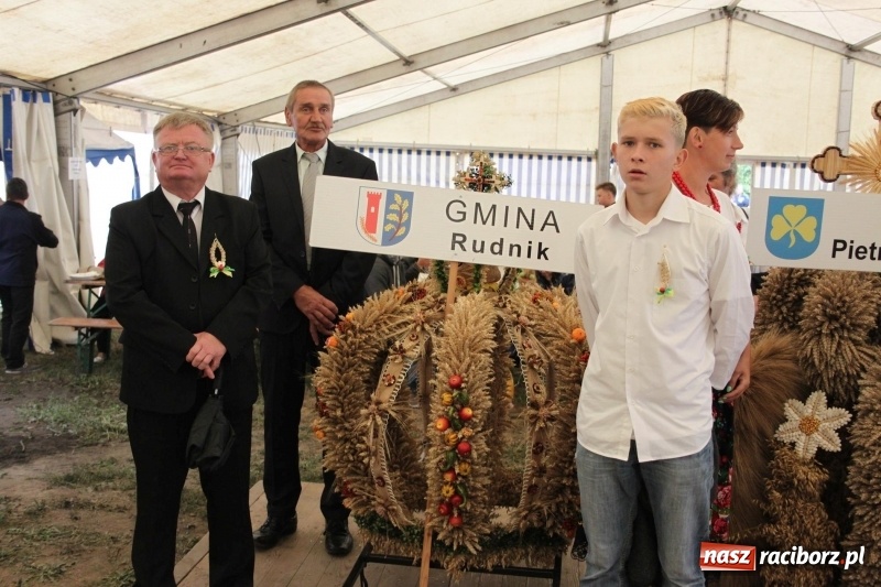 Zdjęcie w galerii na portalu naszraciborz.pl: Krzanowickie Omy i Opy, Zbóje i Mirek Jędrowski zabawiali publiczność na dożynkach powiatowych w Krzanowicach wiadomości z regionu