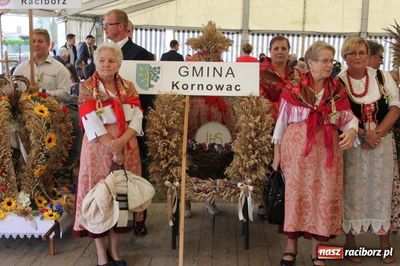 Zdjęcie w galerii na portalu naszraciborz.pl: Krzanowickie Omy i Opy, Zbóje i Mirek Jędrowski zabawiali publiczność na dożynkach powiatowych w Krzanowicach wiadomości z regionu