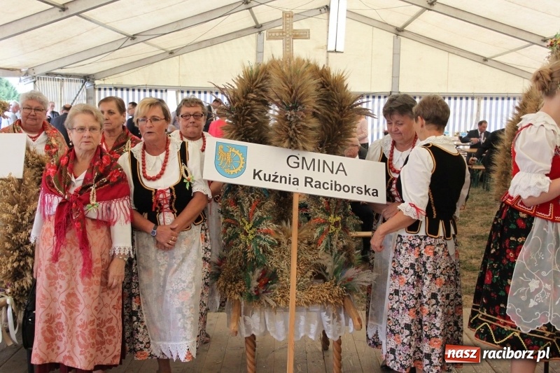 Zdjęcie w galerii na portalu naszraciborz.pl: Krzanowickie Omy i Opy, Zbóje i Mirek Jędrowski zabawiali publiczność na dożynkach powiatowych w Krzanowicach wiadomości z regionu