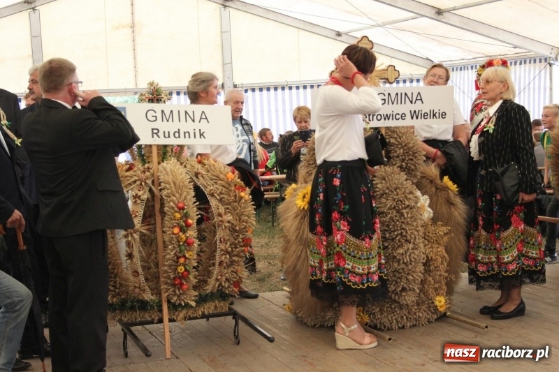 Zdjęcie w galerii na portalu naszraciborz.pl: Krzanowickie Omy i Opy, Zbóje i Mirek Jędrowski zabawiali publiczność na dożynkach powiatowych w Krzanowicach wiadomości z regionu