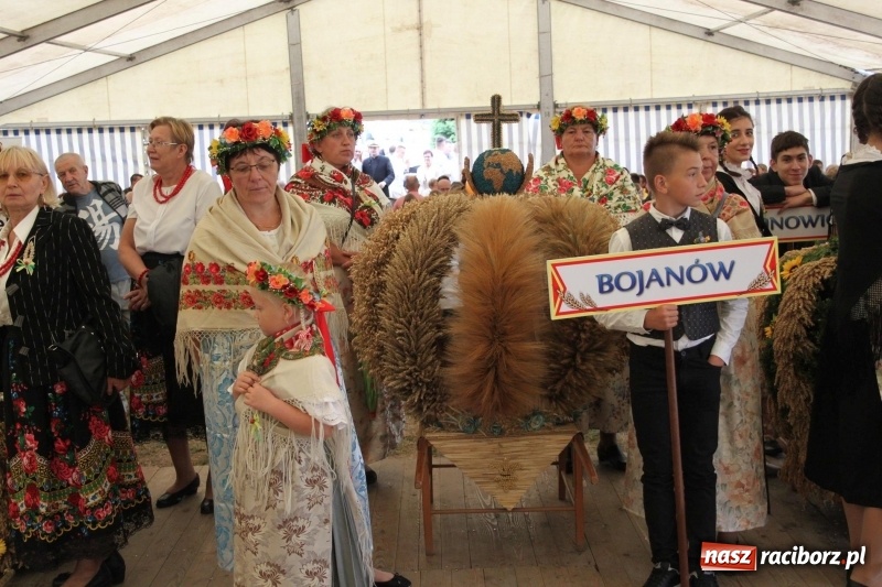 Zdjęcie w galerii na portalu naszraciborz.pl: Krzanowickie Omy i Opy, Zbóje i Mirek Jędrowski zabawiali publiczność na dożynkach powiatowych w Krzanowicach wiadomości z regionu