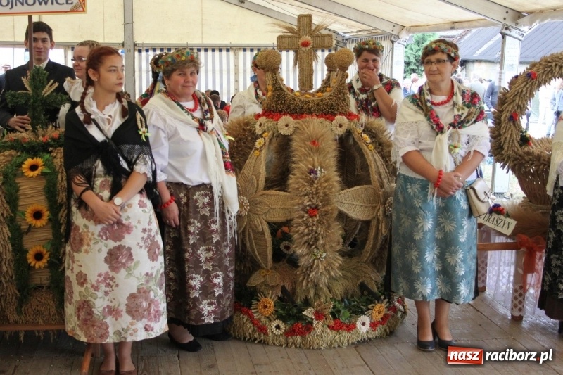Zdjęcie w galerii na portalu naszraciborz.pl: Krzanowickie Omy i Opy, Zbóje i Mirek Jędrowski zabawiali publiczność na dożynkach powiatowych w Krzanowicach wiadomości z regionu