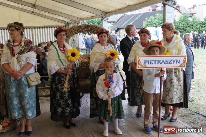 Zdjęcie w galerii na portalu naszraciborz.pl: Krzanowickie Omy i Opy, Zbóje i Mirek Jędrowski zabawiali publiczność na dożynkach powiatowych w Krzanowicach wiadomości z regionu