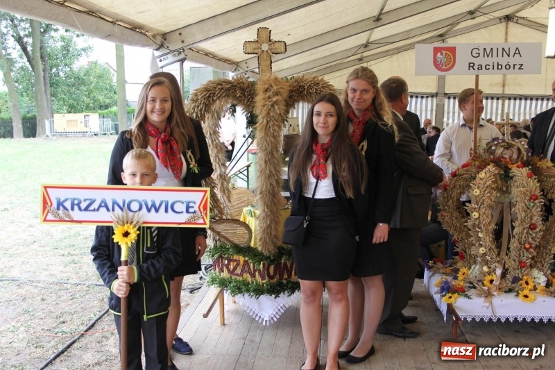 Zdjęcie w galerii na portalu naszraciborz.pl: Krzanowickie Omy i Opy, Zbóje i Mirek Jędrowski zabawiali publiczność na dożynkach powiatowych w Krzanowicach wiadomości z regionu