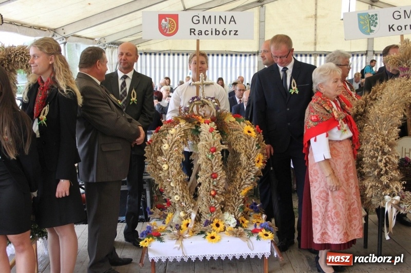 Zdjęcie w galerii na portalu naszraciborz.pl: Krzanowickie Omy i Opy, Zbóje i Mirek Jędrowski zabawiali publiczność na dożynkach powiatowych w Krzanowicach wiadomości z regionu