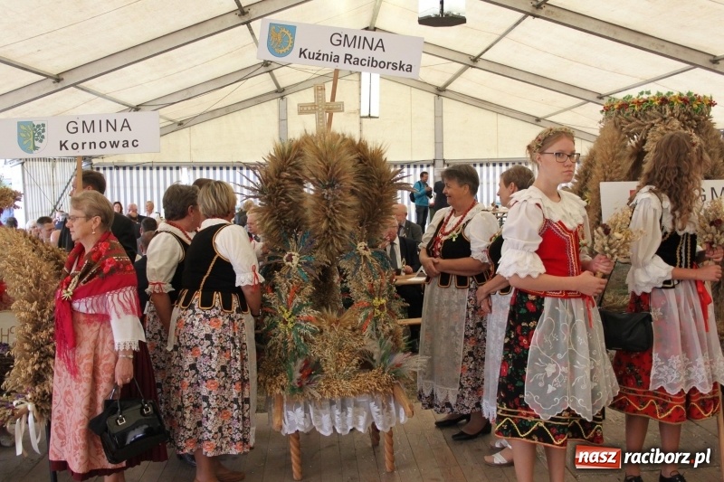 Zdjęcie w galerii na portalu naszraciborz.pl: Krzanowickie Omy i Opy, Zbóje i Mirek Jędrowski zabawiali publiczność na dożynkach powiatowych w Krzanowicach wiadomości z regionu